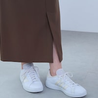 センタースリットですっきりとした印象に