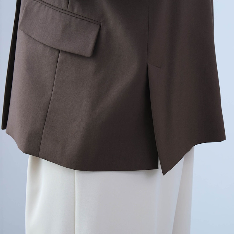 サイドベンツデザインで後ろ姿すっきり