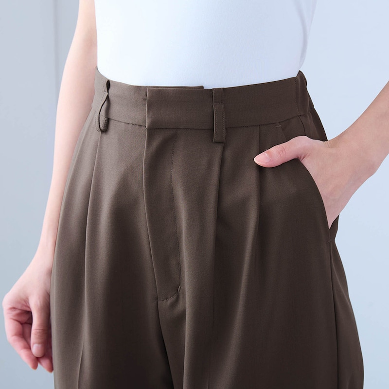 フロントのダブルタックでお腹と腰まわりをカバー