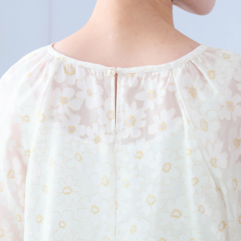 後ろボタンはアクセントになるパール調ボタン