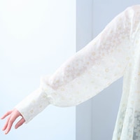 シアー感のある花柄が軽やかな印象に