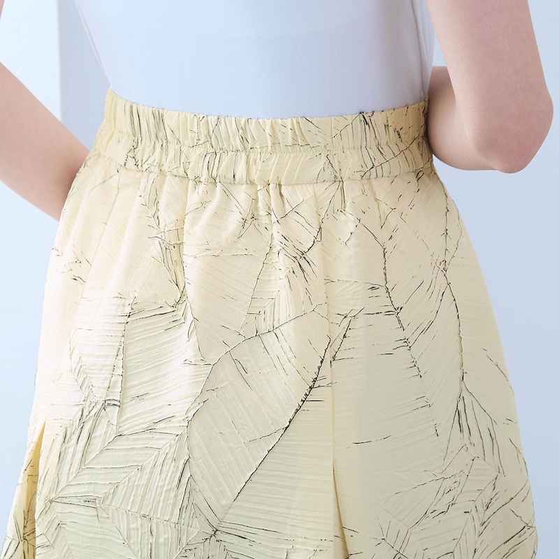 ウエストは後ろゴムではきやすく着心地ラクちん