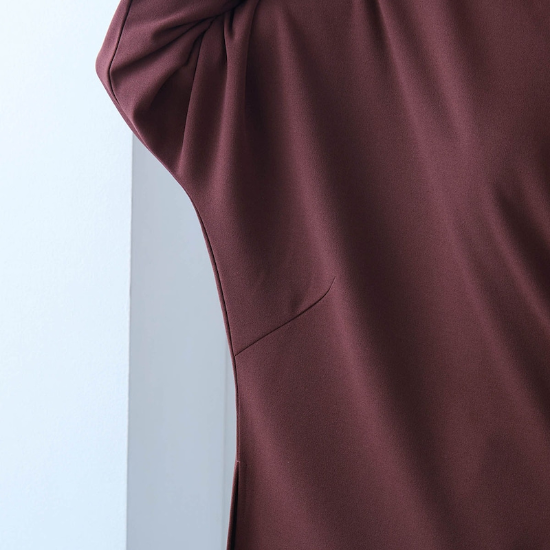 脇にはダーツ入り