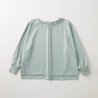 型崩れやシワが気にならない（左：20回洗濯乾燥後・アイロンをかけていない状態、右：洗濯乾燥前）