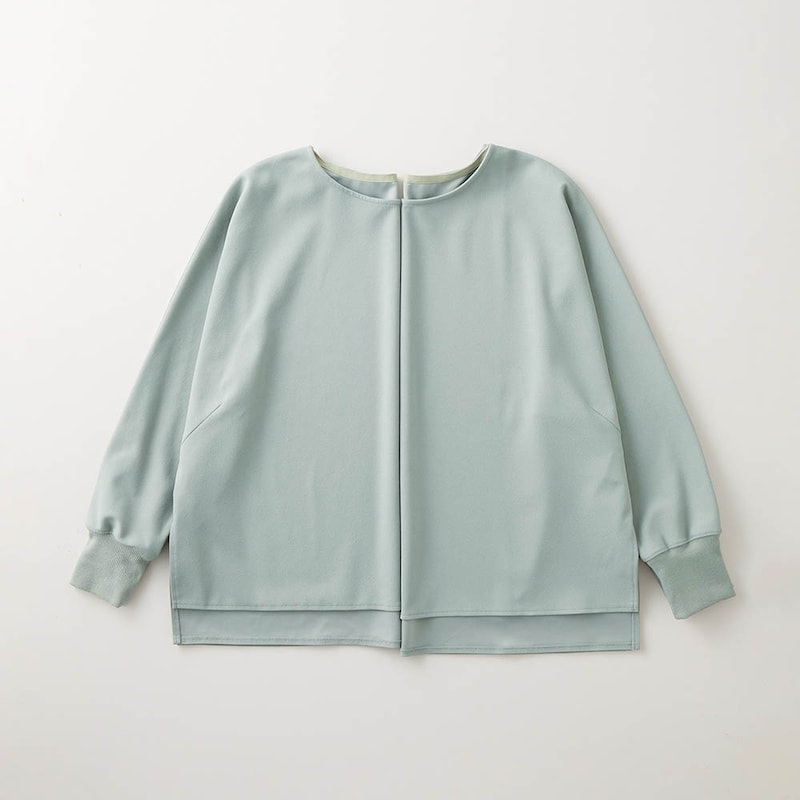 型崩れやシワが気にならない（左：20回洗濯乾燥後・アイロンをかけていない状態、右：洗濯乾燥前）