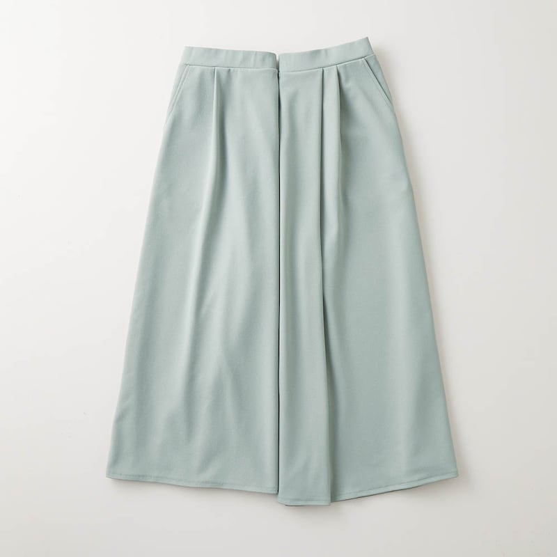 型崩れやシワが気にならない（左：20回洗濯乾燥後・アイロンをかけていない状態、右：洗濯乾燥前）