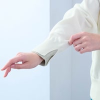 袖と裾の重ね着風デザインがアクセントに