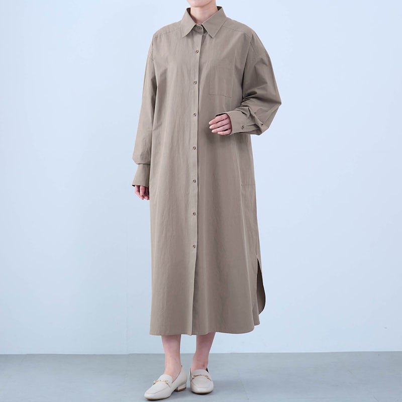 ベルトを外して、羽織りとして、さまざまな着こなしが楽しめる一枚