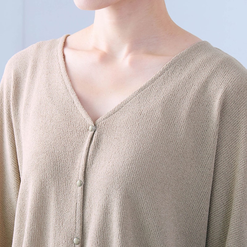 首元をすっきり印象付けるVネックデザイン