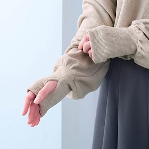 手の甲までカバーする指穴付きの袖口