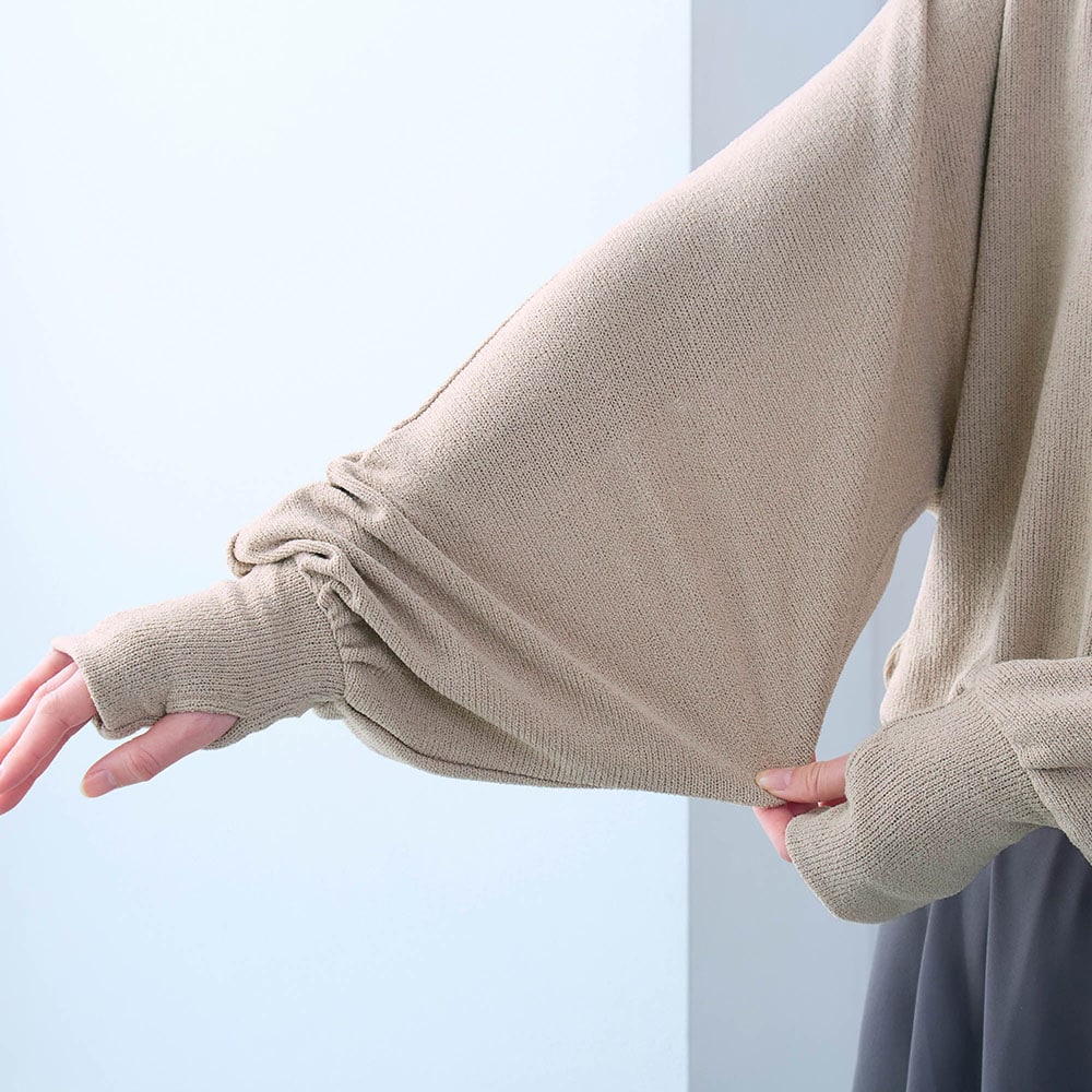 伸縮性があるニットのような素材を使用