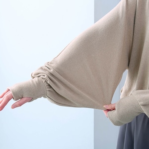 伸縮性があるニットのような素材を使用