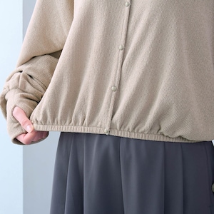 ゴム入りの裾で短め＆ふっくらシルエットに