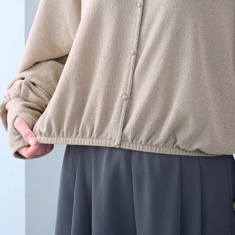 ゴム入りの裾で短め＆ふっくらシルエットに