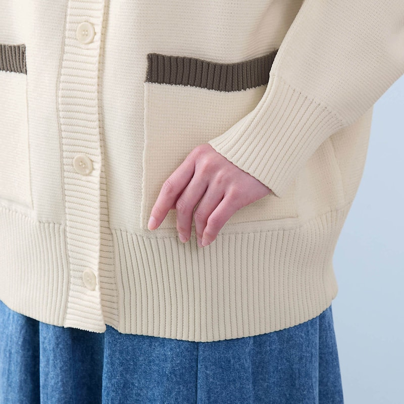 袖口と裾は幅広リブでゆったりシルエットながらもすっきりとした見た目に