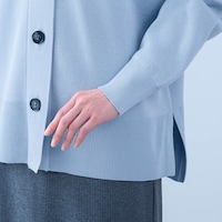 袖口と裾は幅広リブですっきりとした見た目に