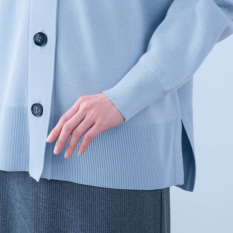 袖口と裾は幅広リブですっきりとした見た目に