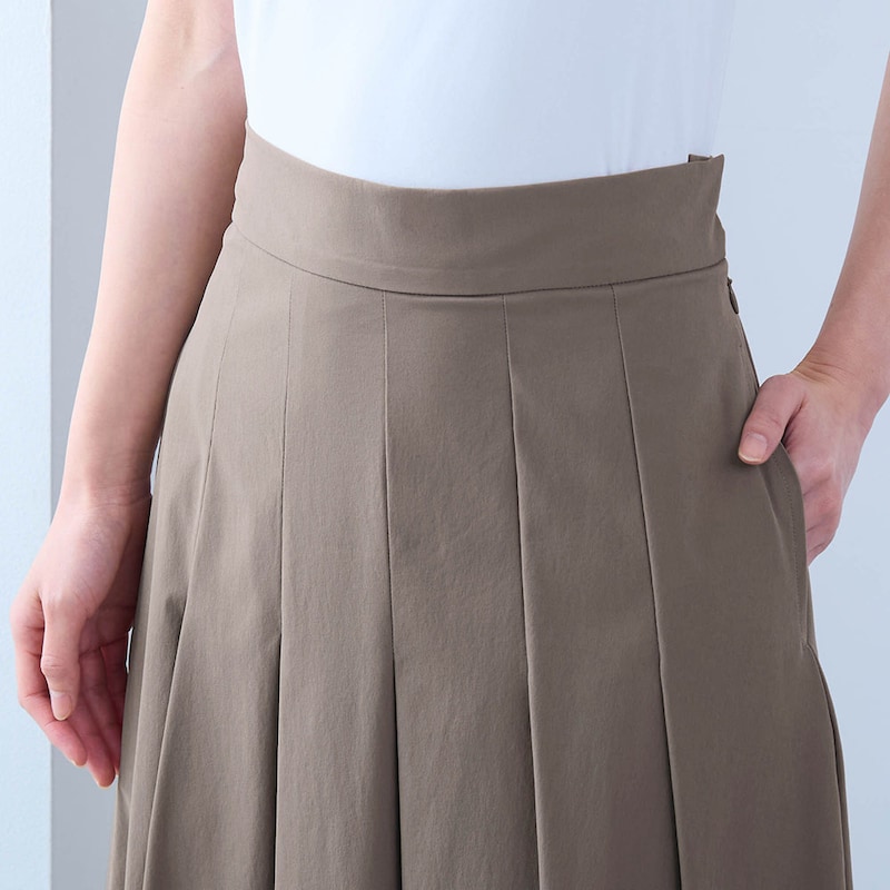 フロントは縦ラインのタックですっきり