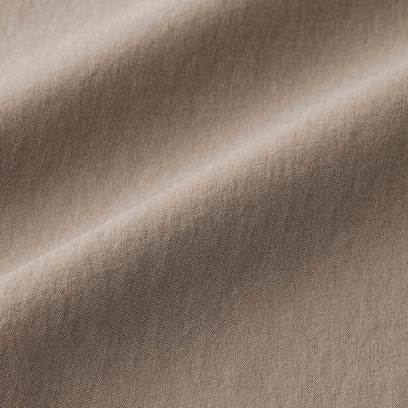 シャカシャカしすぎないほどよいハリとツヤのある素材