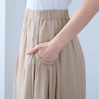 両サイドの大きなポケットがデザインポイントに