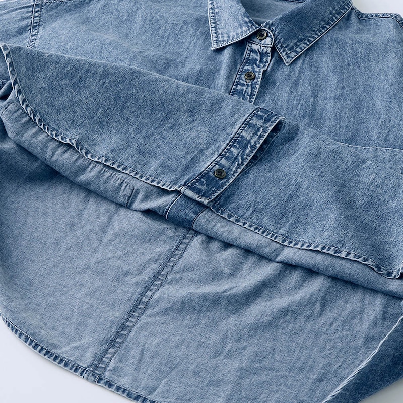 一番下のボタンホールを重ねて内側ボタンに留めることでブラウジングが可能