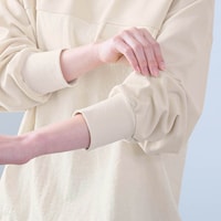袖口はリブ仕様でたくし上げもラク