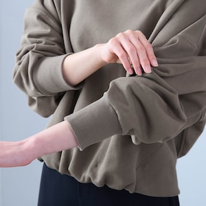 袖口はリブ仕様でたくし上げもラク