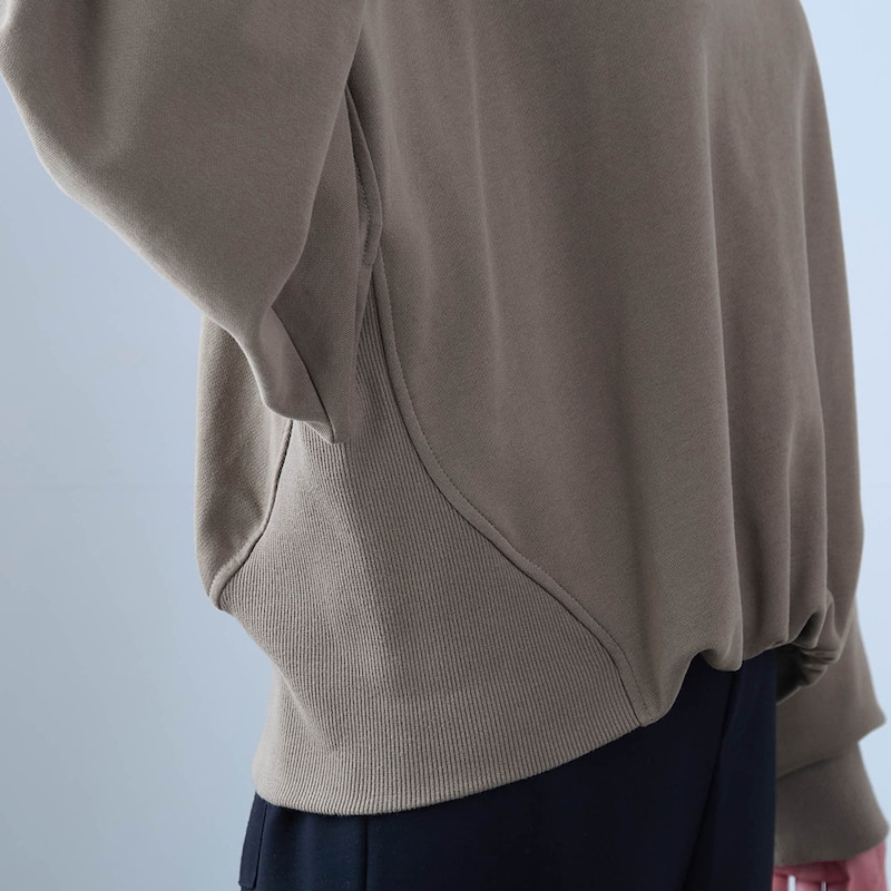 脇の幅広の切替えがすっきり見えポイントに