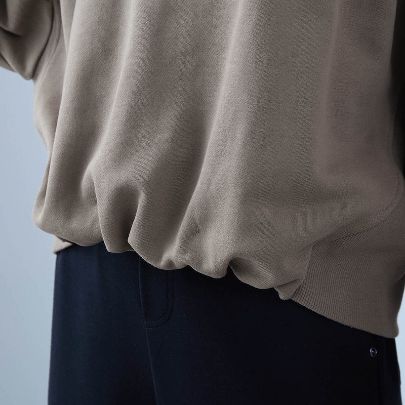 フロントの裾はバルーン仕立てでこなれ感をプラス