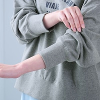 袖口は幅広リブですっきりとした見た目に