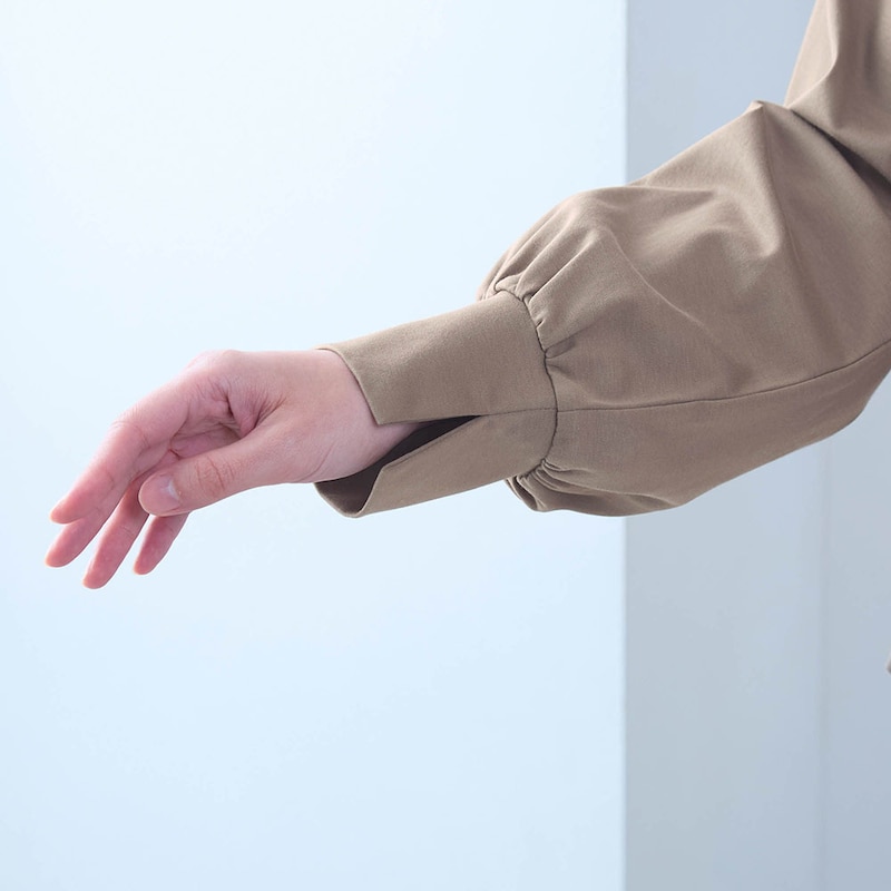 袖口のカフスはスリットデザイン