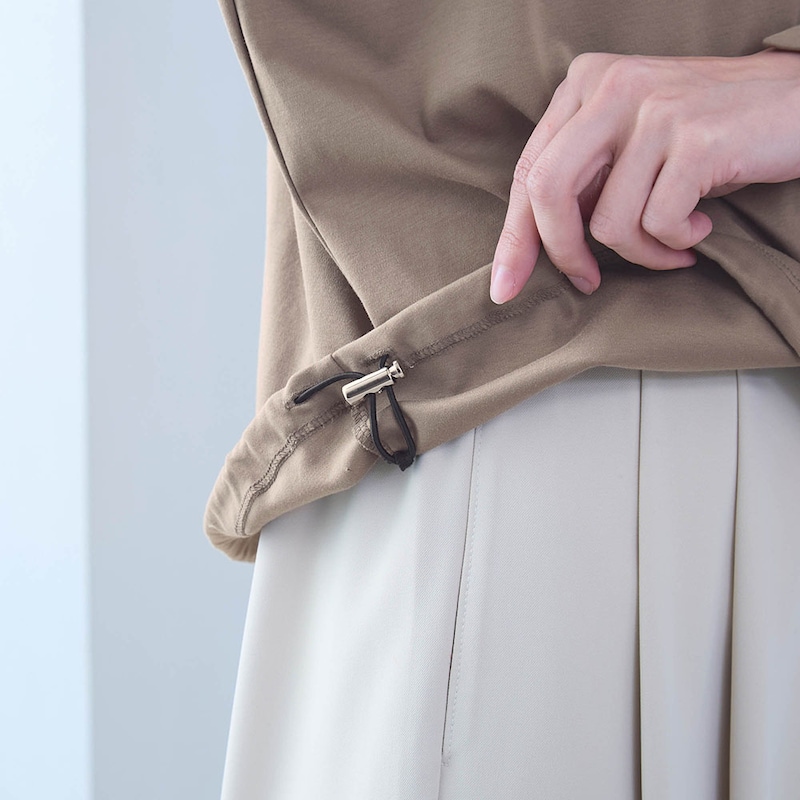 裾はドロスト仕様でふんわり丸みのあるシルエットに