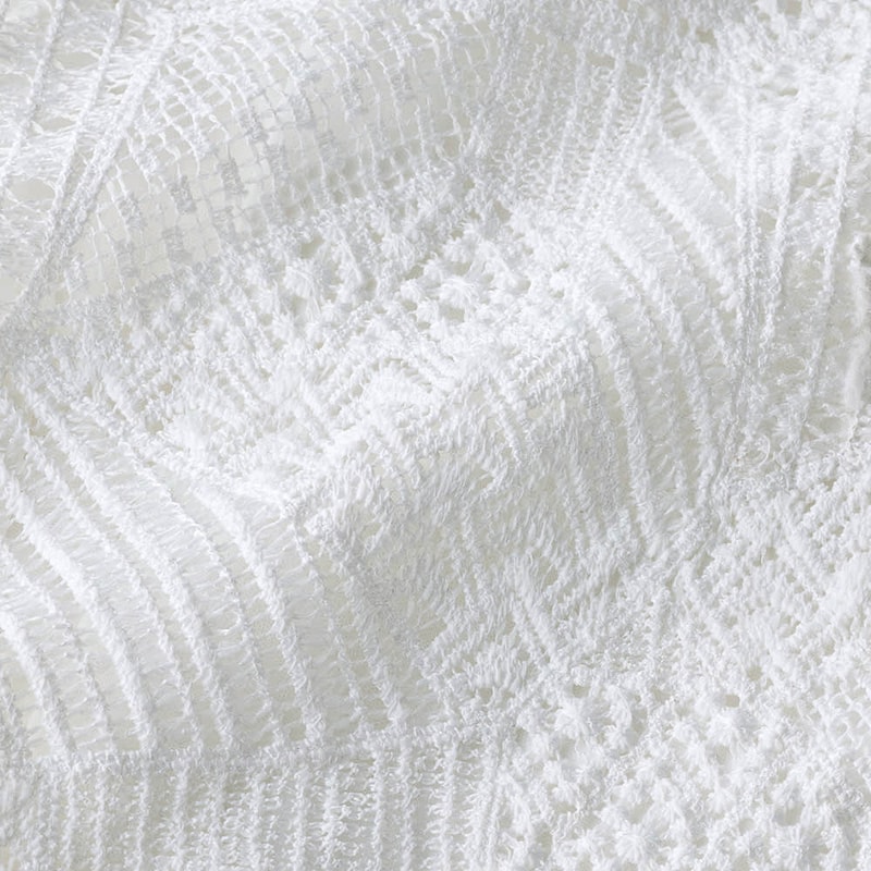 どんなスタイルにも合わせやすい幾何学柄のレース