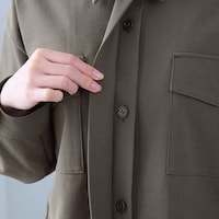 上半身をすっきり見せてくれるスマートな比翼仕立て