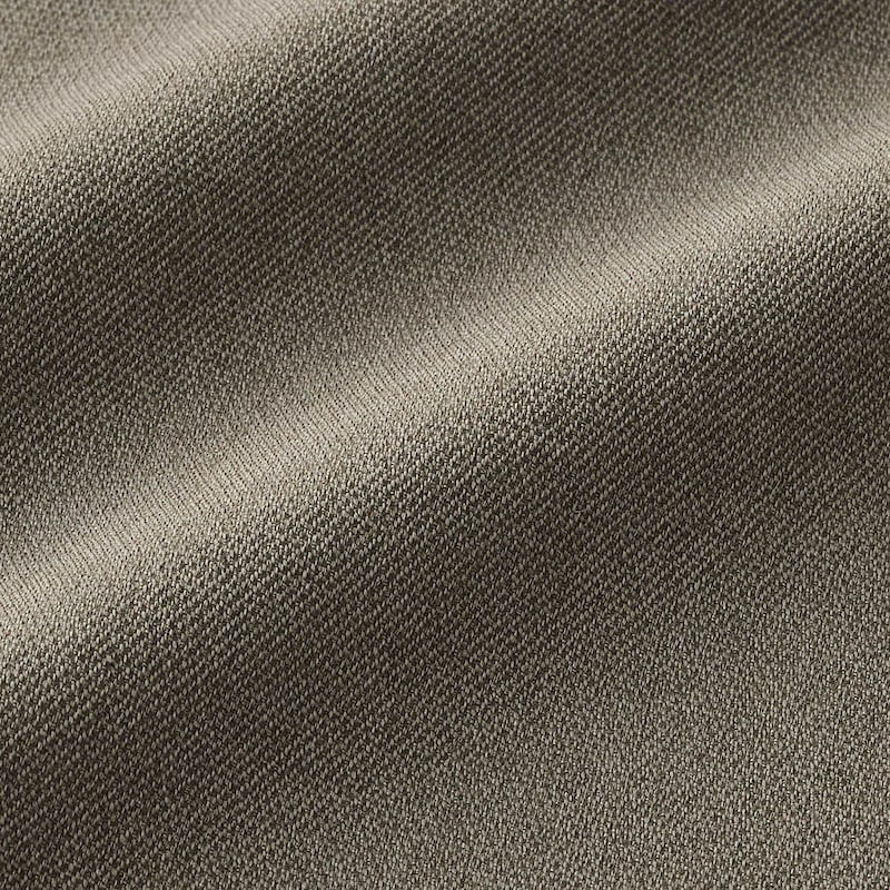 驚くほど軽い、ハリ感のある吸水速乾機能付き素材