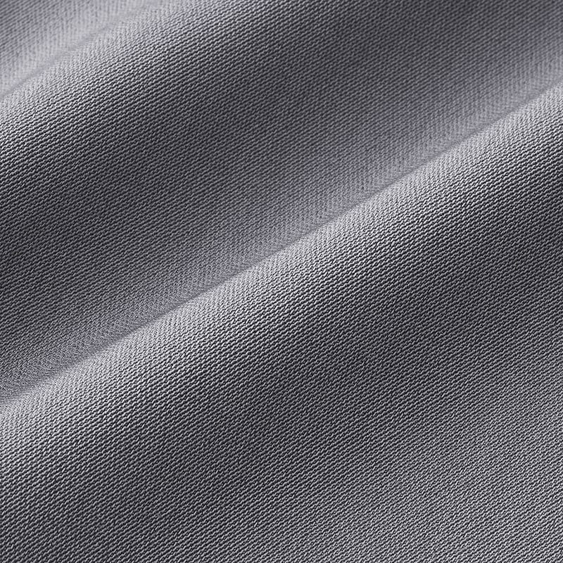 ツヤ感と落ち感を備えたキレイめ素材