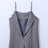 大きく開くフロントファスナー