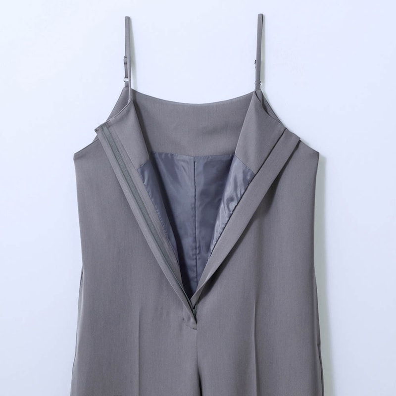 大きく開くフロントファスナー