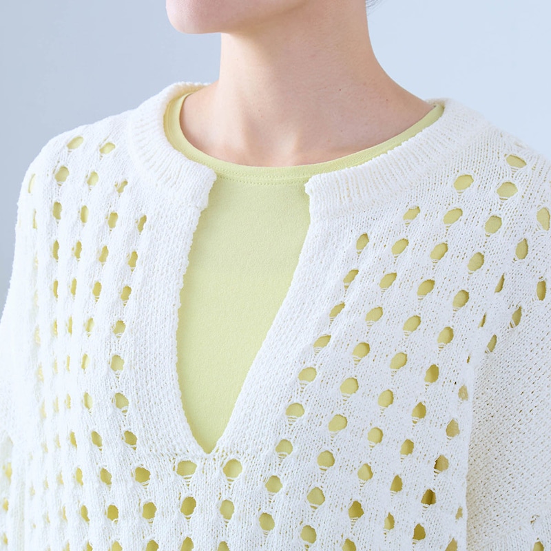 抜け感のある深めのキーネックデザイン