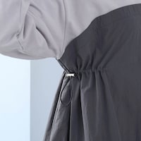 ウエストの両サイドはドロスト仕様で体型やボトムに合わせて調節が可能