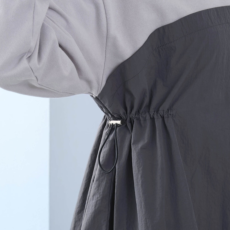 ウエストの両サイドはドロスト仕様で体型やボトムに合わせて調節が可能