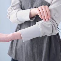 袖口は幅広リブですっきりとした見た目に
