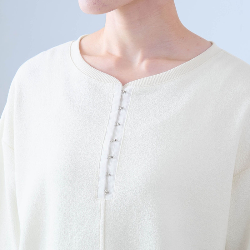 ヘンリーネック部分のスプリングホックがデザインポイント
