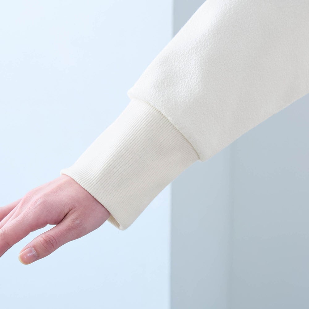 袖口は幅広リブですっきりとした見た目に