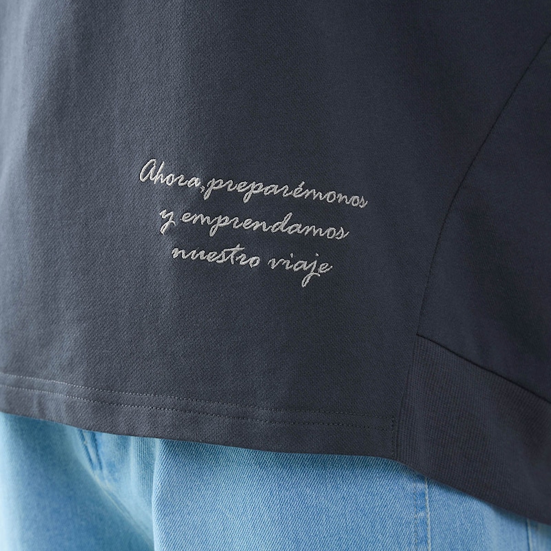 前左裾に刺繍のワンポイント