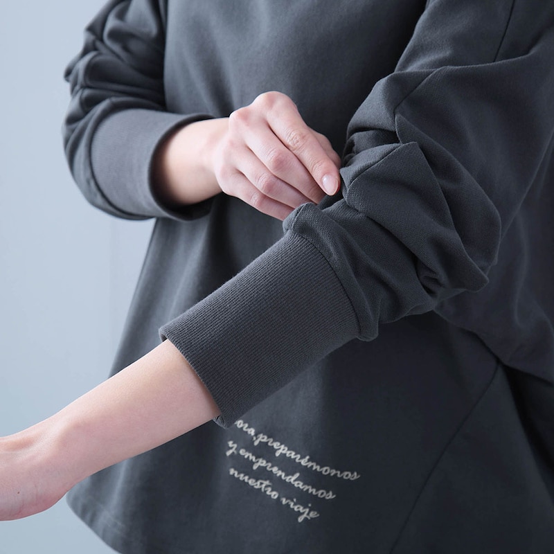 袖口は幅広リブですっきりとした見た目に