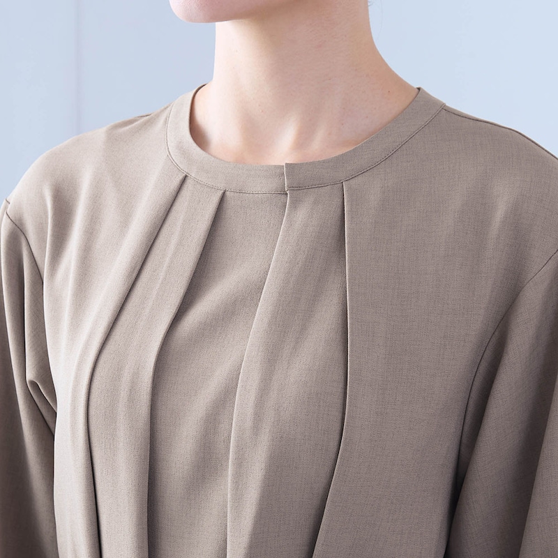 すっきりと体型カバーを叶える胸元のタックデザイン