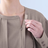 前開きのファスナーなのでお化粧後の着替えもラクちん