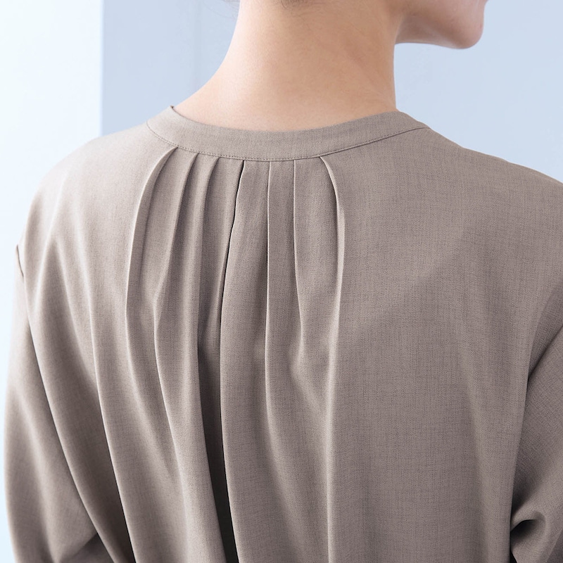 背面もタック仕様で後ろ姿も美しい