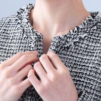 フロントはホック留めデザイン